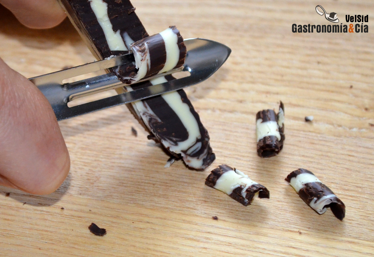 Cómo hacer rizos de chocolate fáciles para decorar post