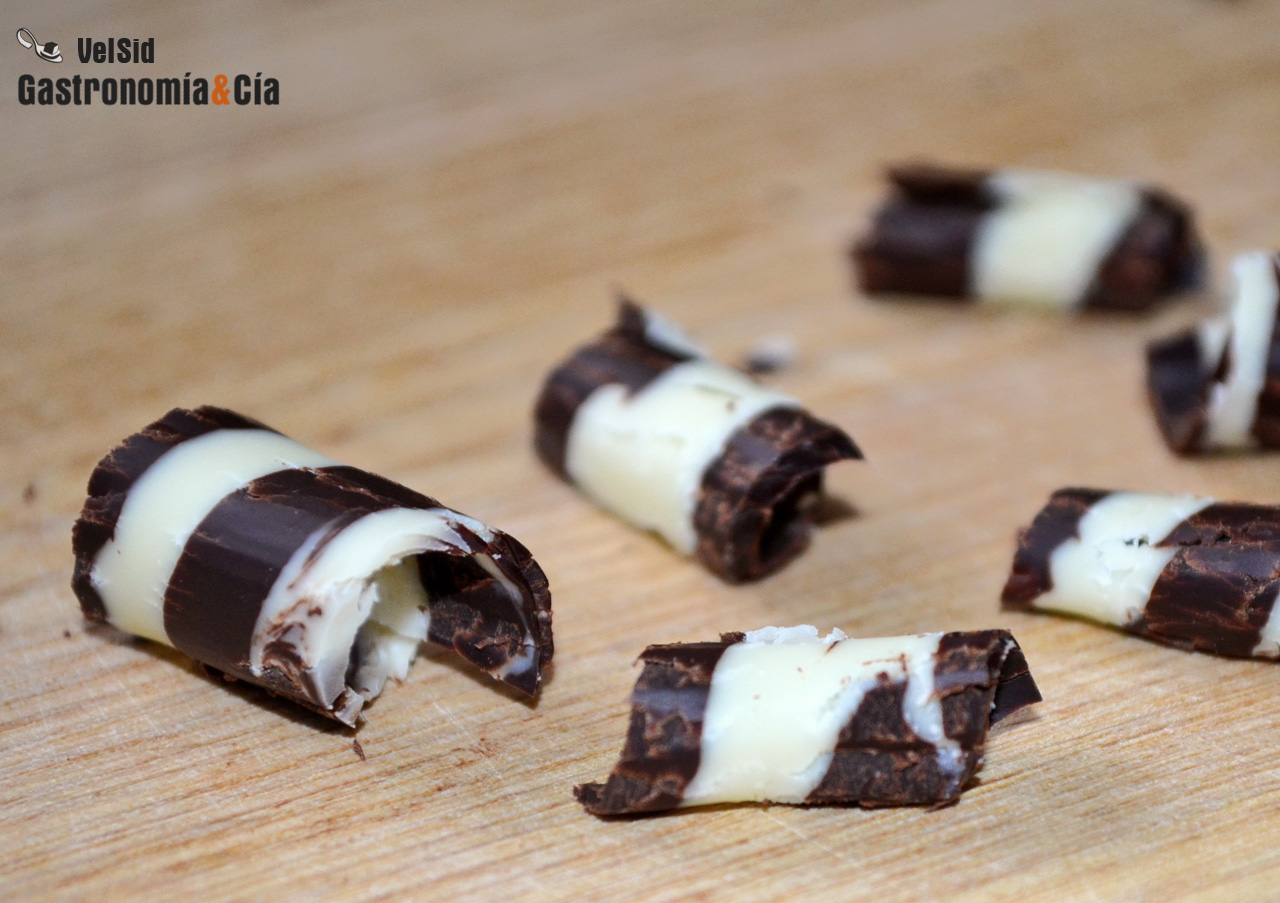 Cómo hacer rizos de chocolate fáciles para decorar post