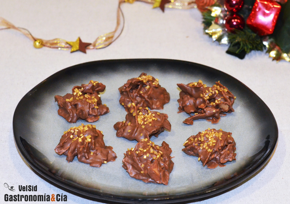 Rocas de chocolate con barquillos, cacao crujiente y ca