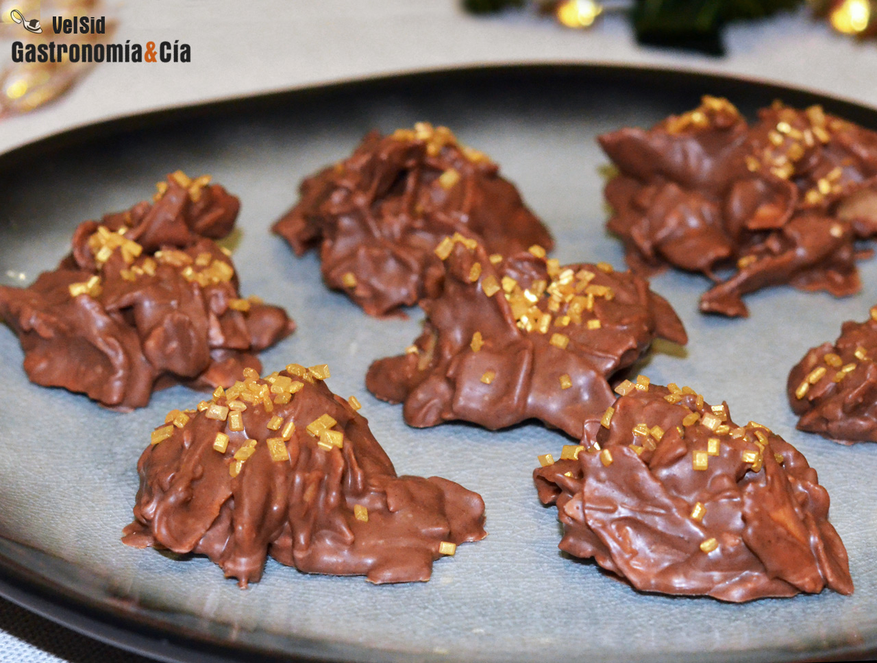 Rocas de chocolate con barquillos, cacao crujiente y ca