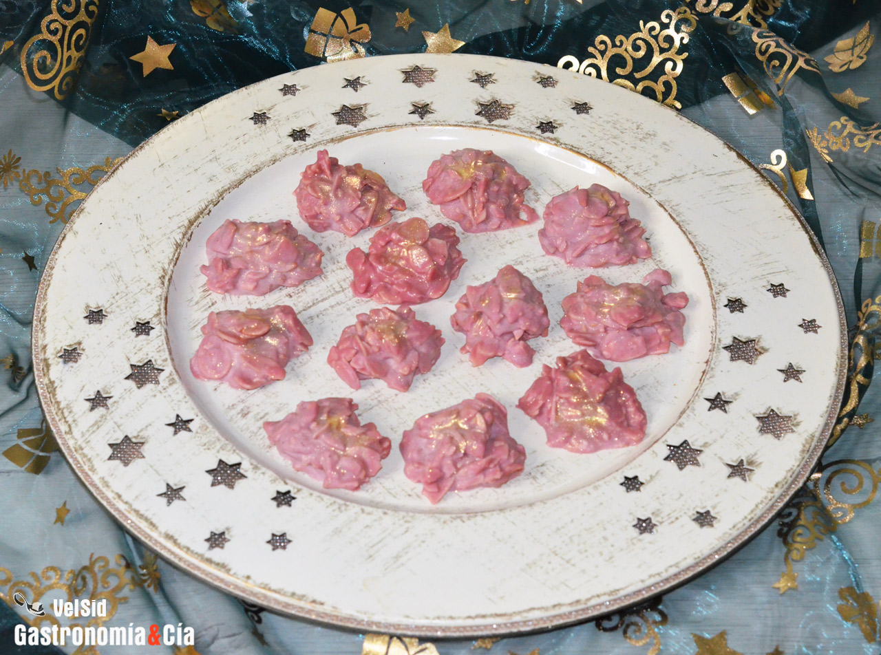 Rocas de chocolate ruby, almendra y piña