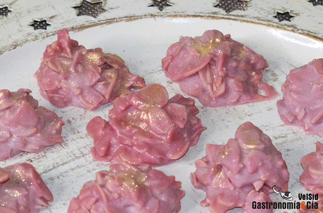 Rocas de chocolate ruby, almendra y piña