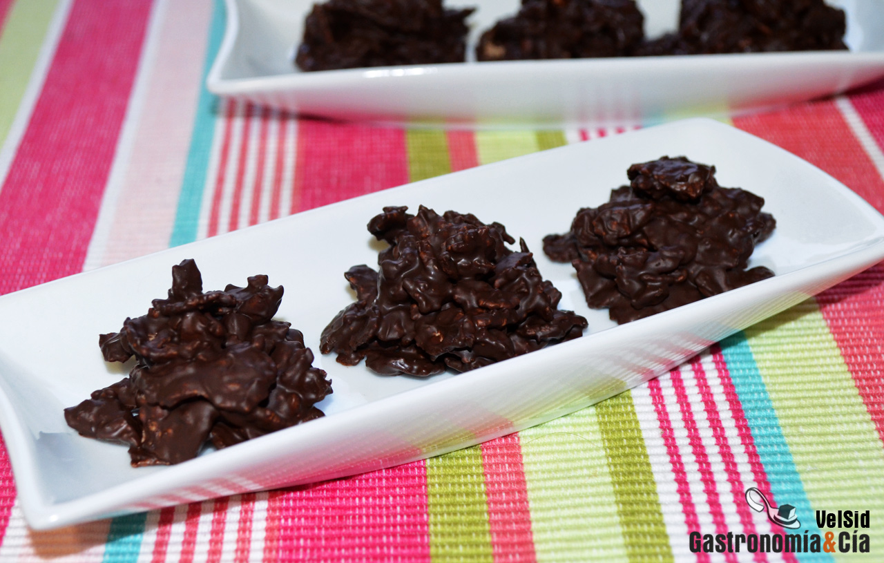 Rocas de chocolate, cereales y frutos secos. Saludables