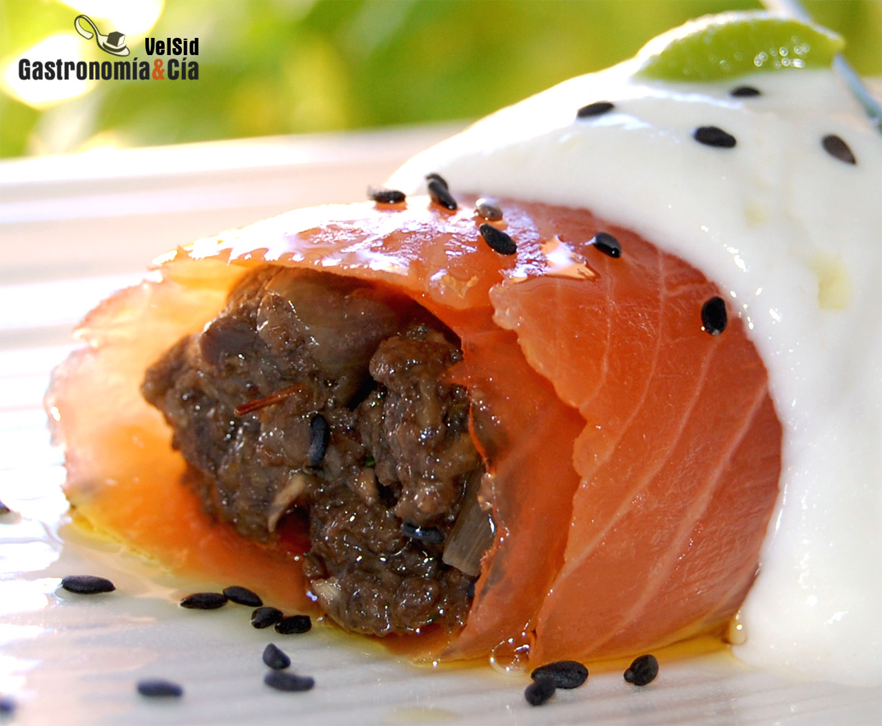 Rollitos de salmón rellenos de duxelles