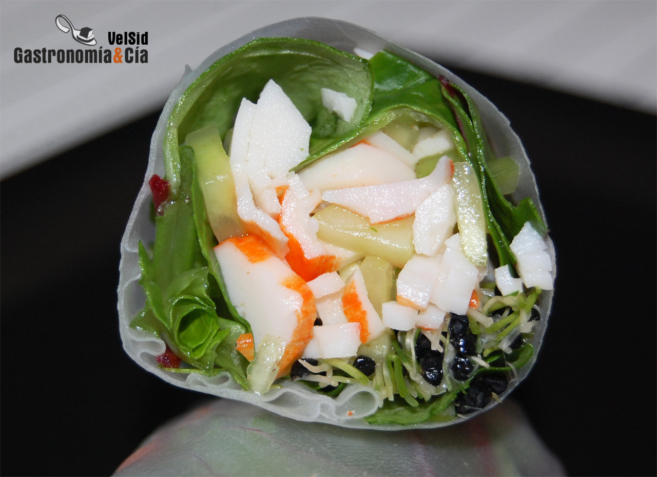 Rollitos de surimi y brotes