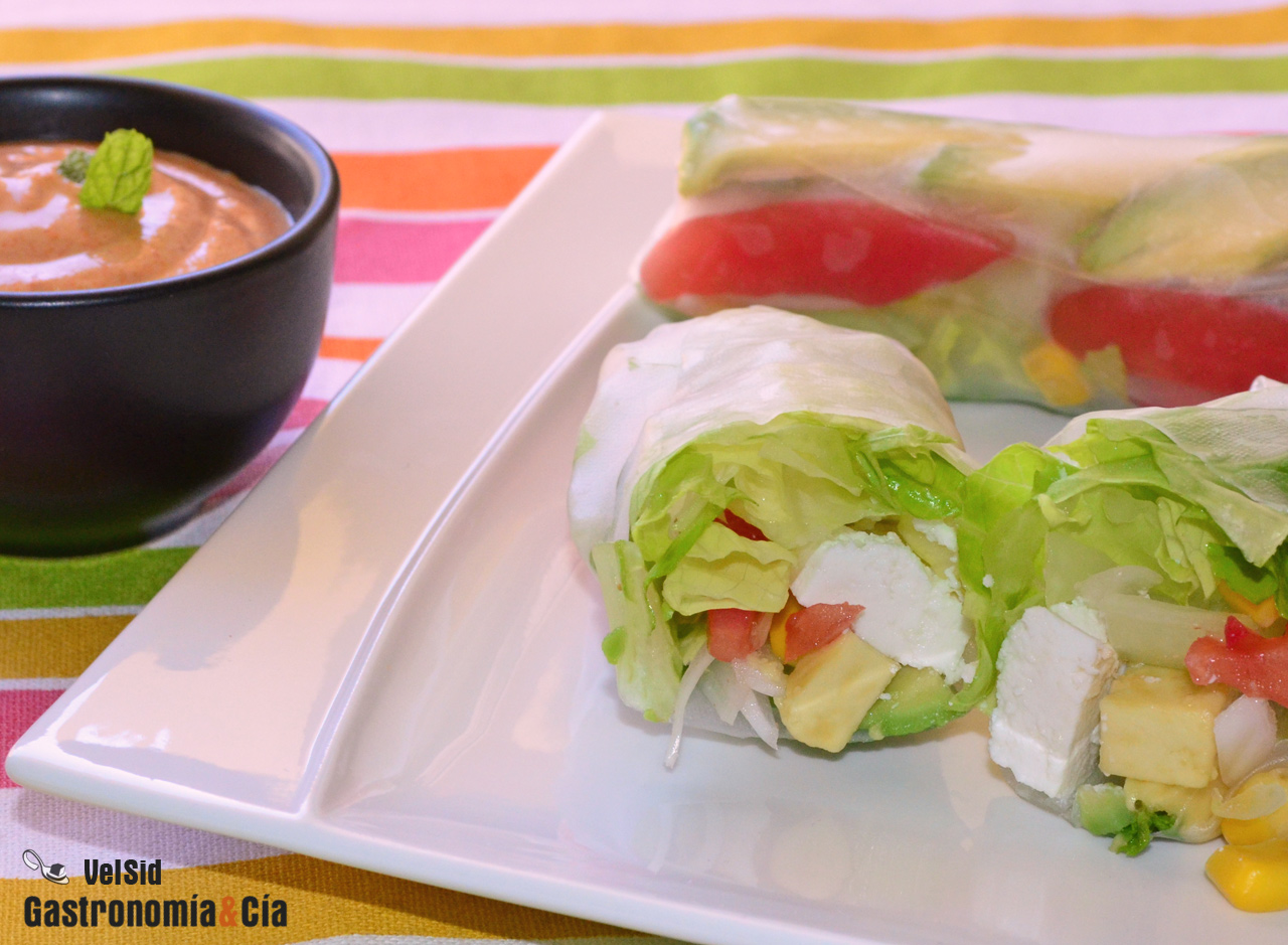 Rollitos de aguacate y requesón con papel de arroz