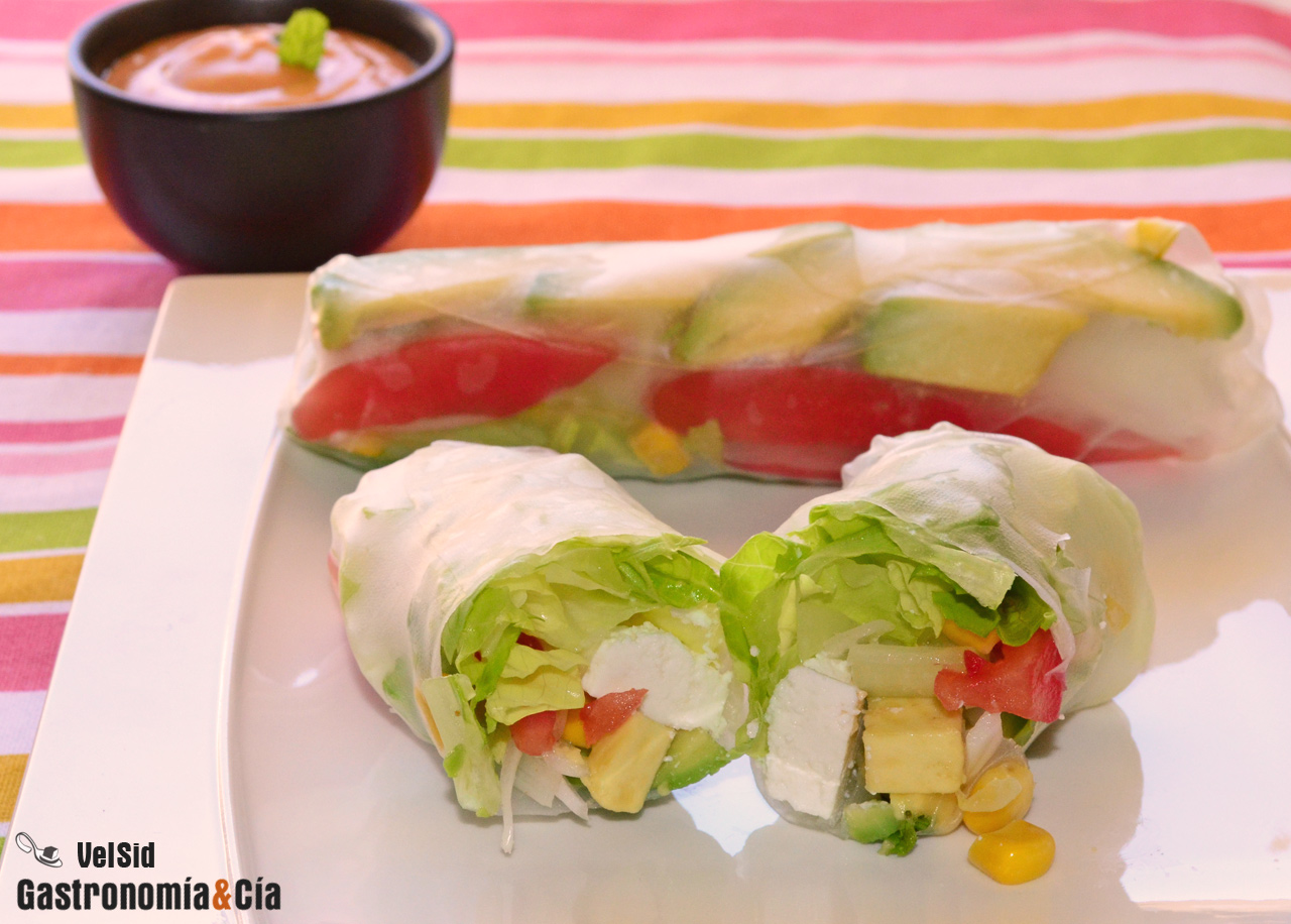Rollitos de aguacate y requesón con papel de arroz