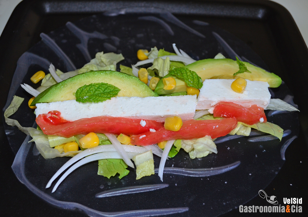 Rollitos de aguacate y requesón con papel de arroz