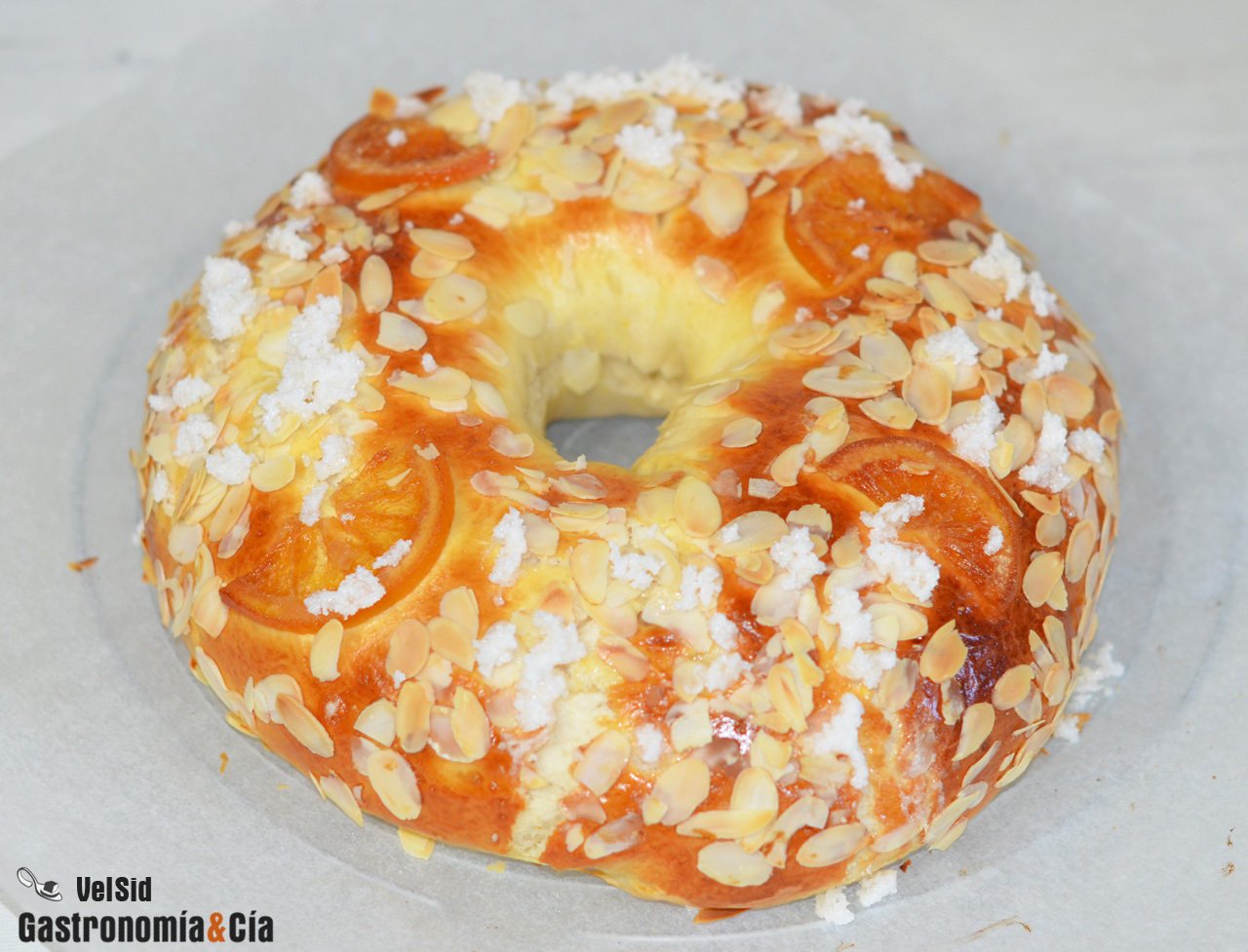 Roscón de Reyes relleno de turrón de Jijona