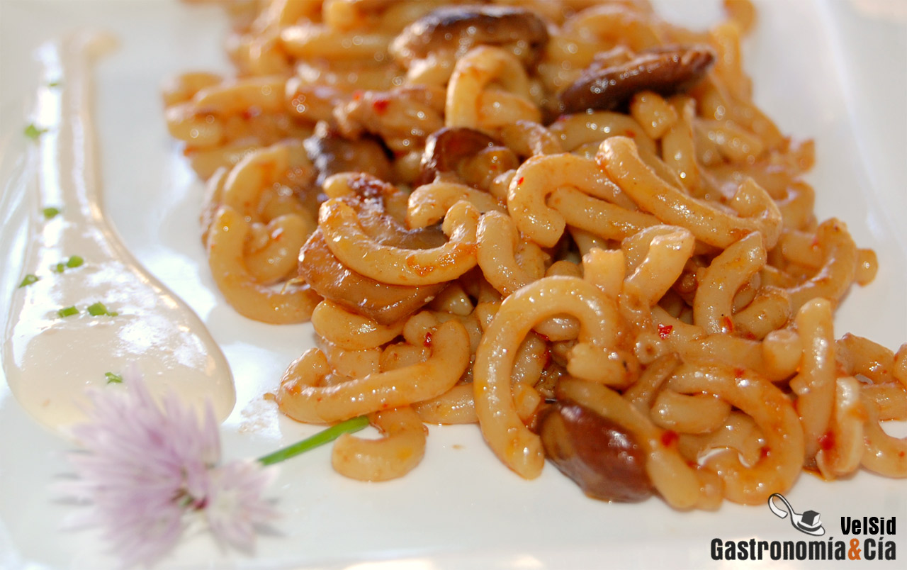 Rossejat de fideos con cordero y setas 