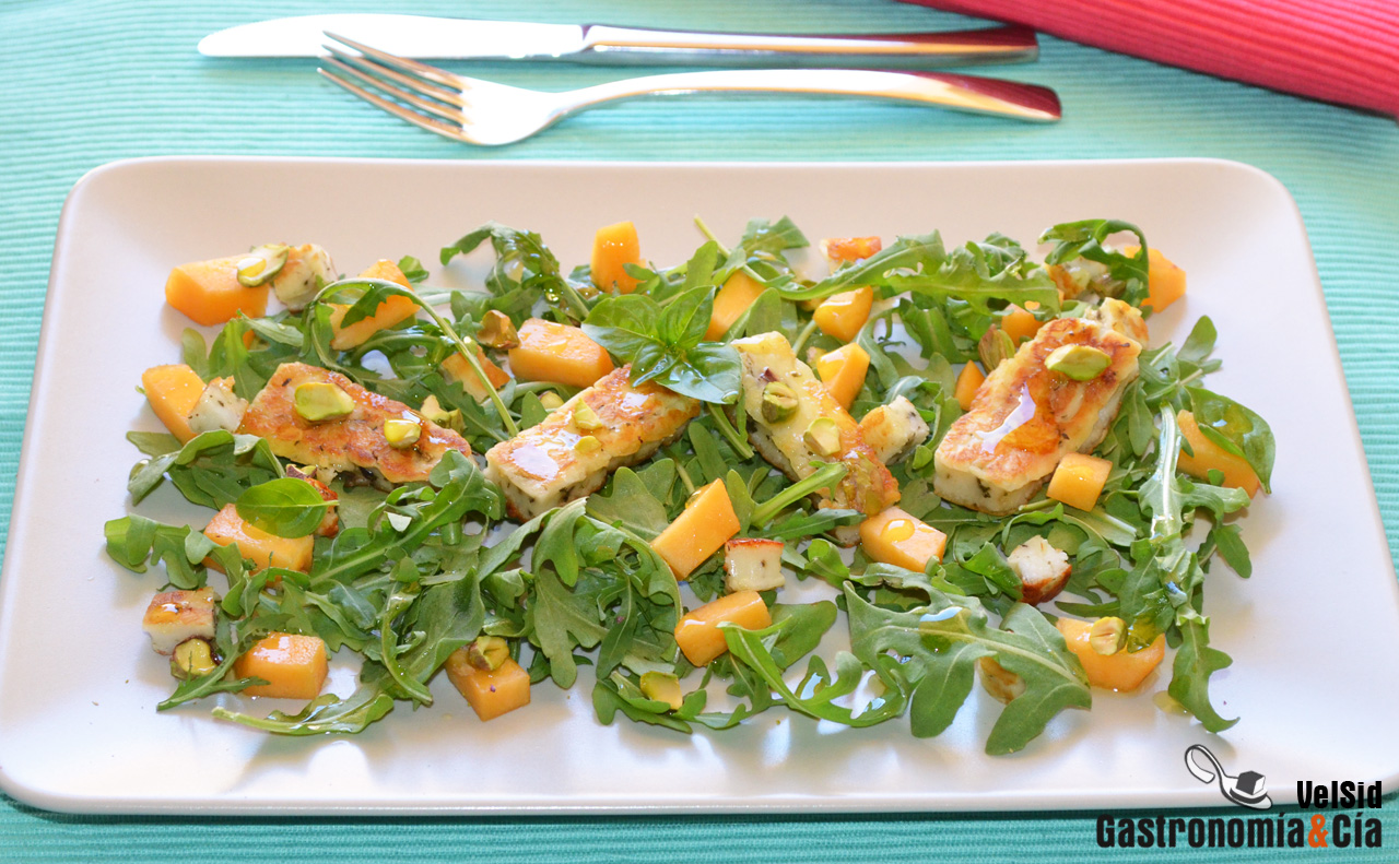 Rúcula, halloumi, melocotón y albahaca