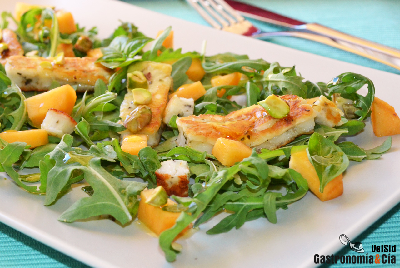 Rúcula, halloumi, melocotón y albahaca