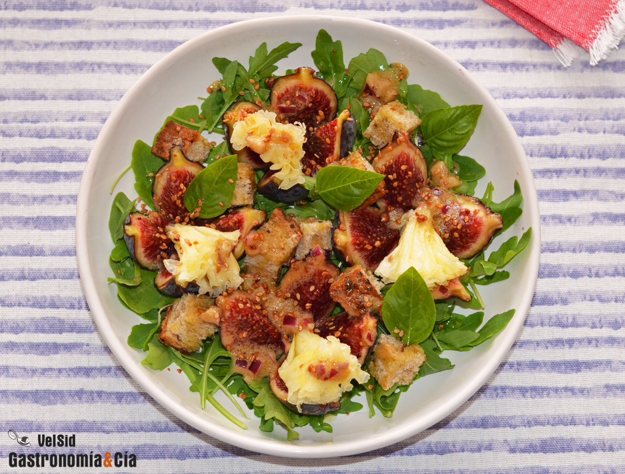 Ensalada de rúcula con higos y Tête de Moine