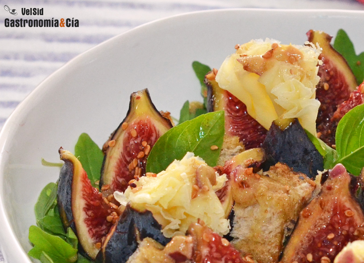 Ensalada de rúcula con higos y Tête de Moine