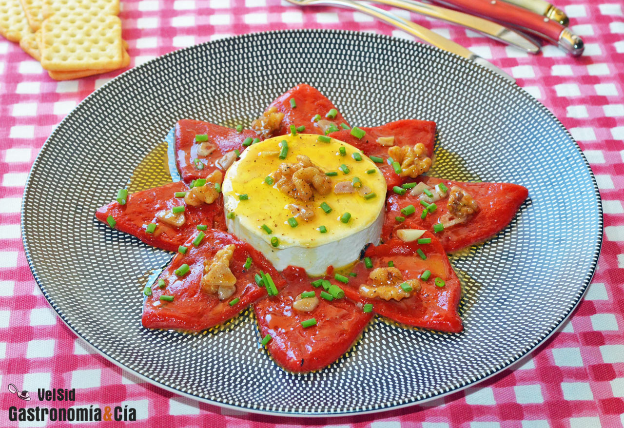 Queso de cabra con pimientos del piquillo confitados
