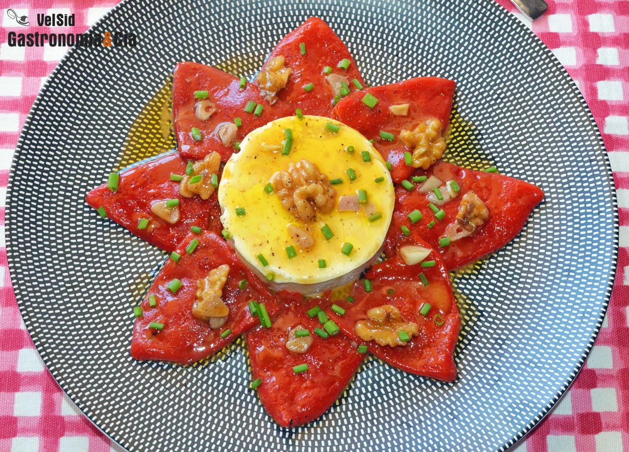 Queso de cabra con pimientos del piquillo confitados