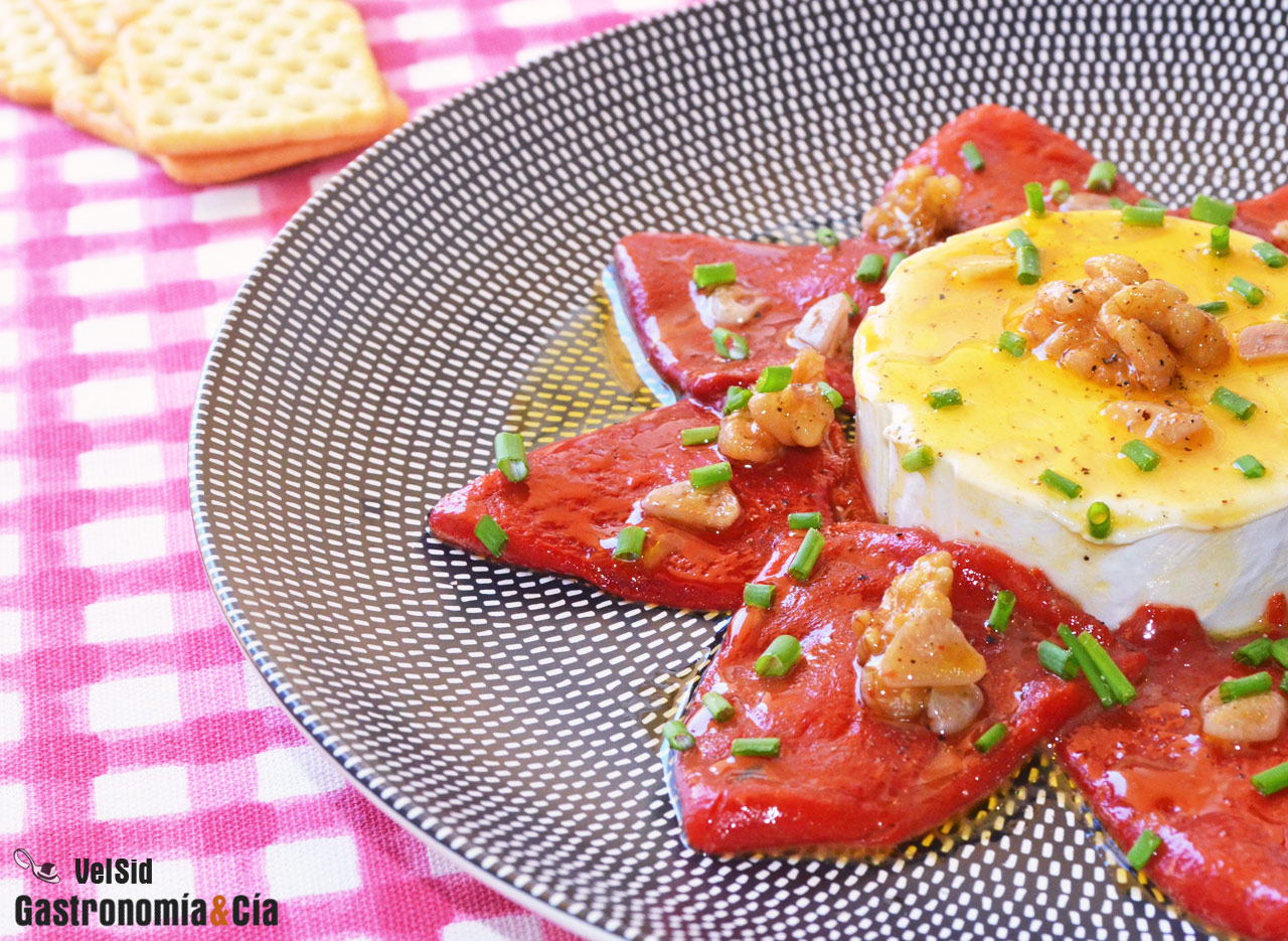 Queso de cabra con pimientos del piquillo confitados