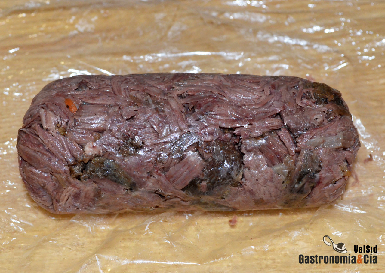 Rulo de carrillera de ternera con salsa de boletus y ve