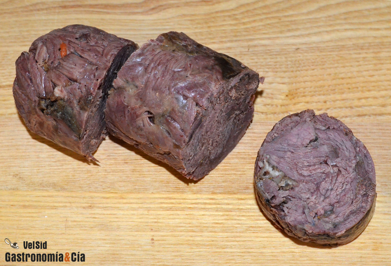 Rulo de carrillera de ternera con salsa de boletus y ve