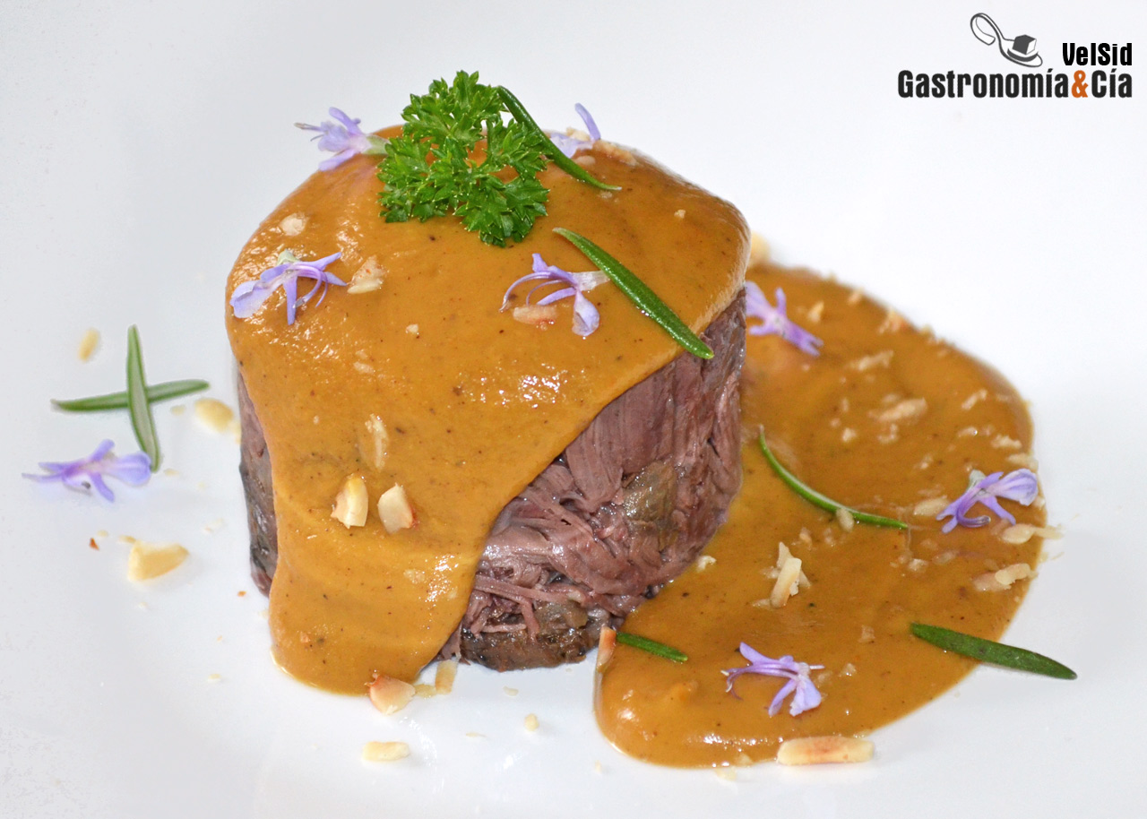 Rulo de carrillera de ternera con salsa de boletus y ve