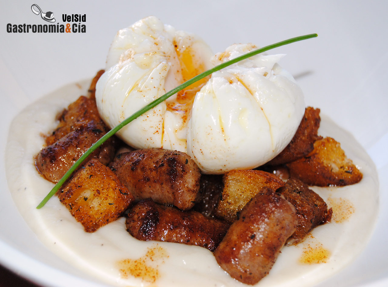 Salchichas y huevo poché sobre crema de coliflor