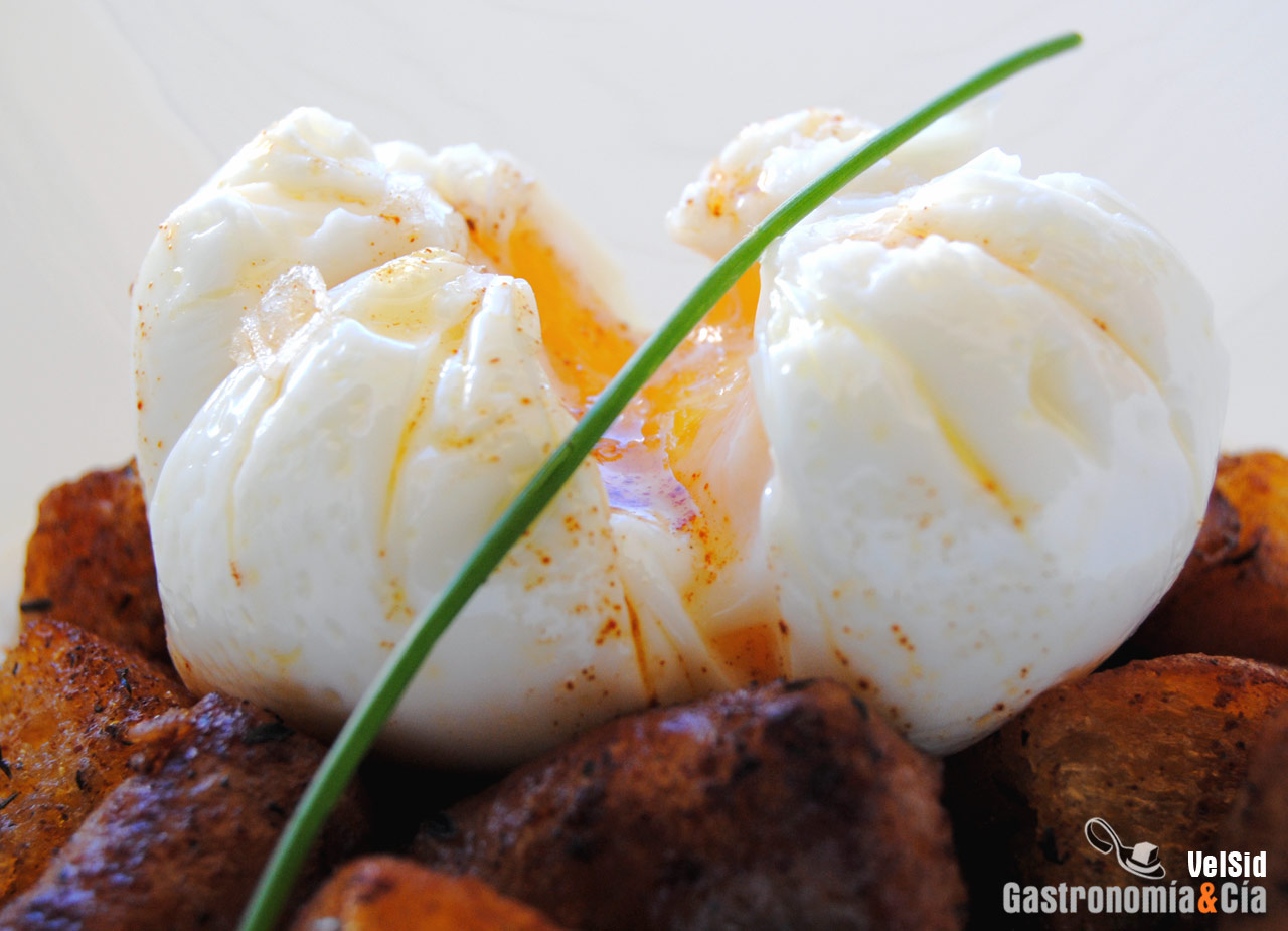 Salchichas y huevo poché sobre crema de coliflor