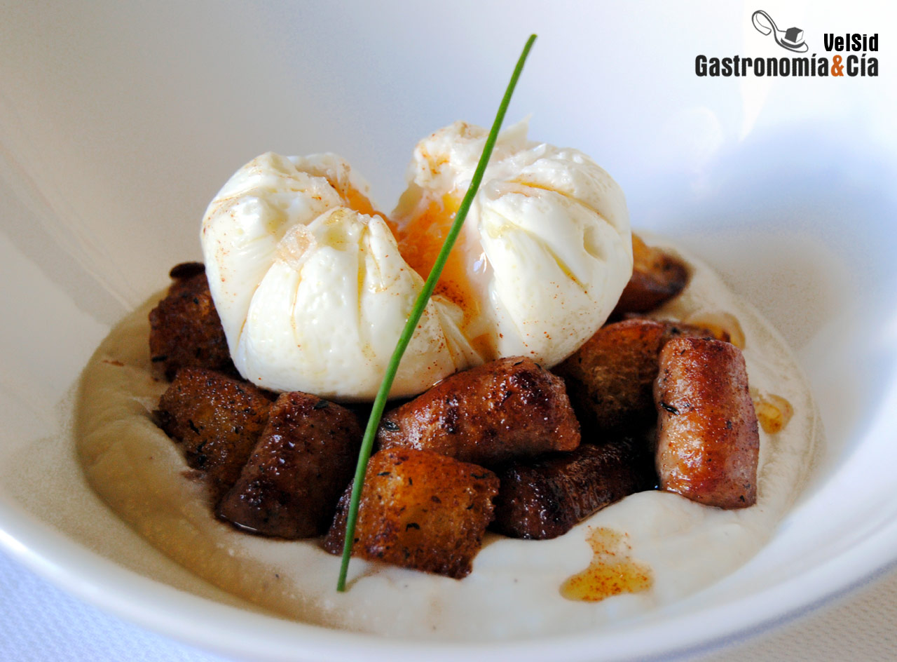 Salchichas y huevo poché sobre crema de coliflor
