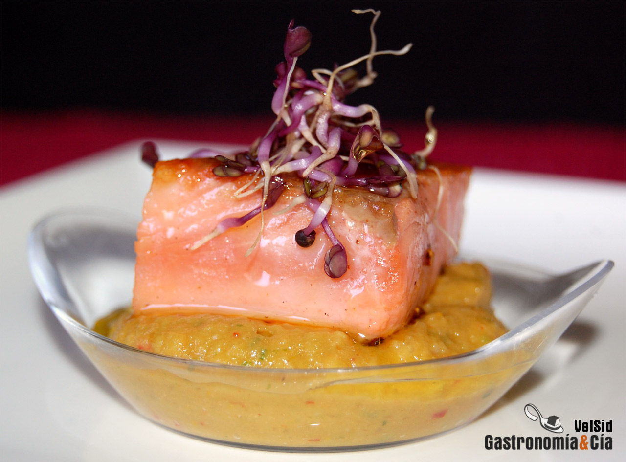 Salmón especiado con salsa de aguacate