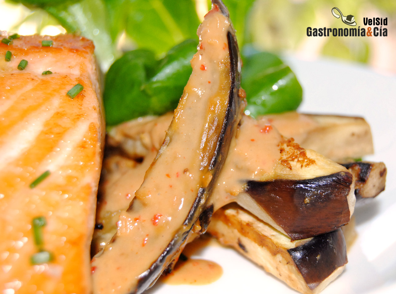 Salmón con berenjena y miso