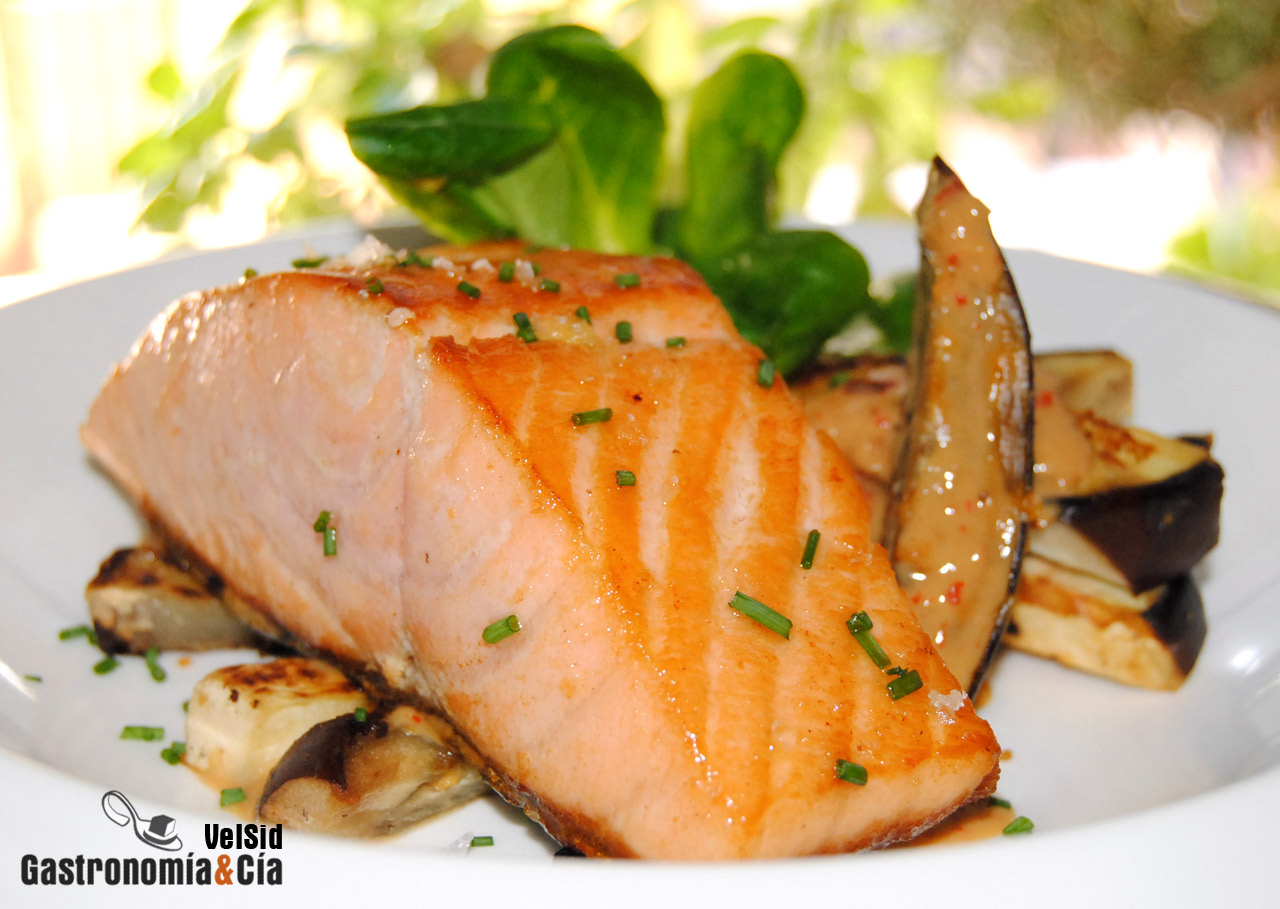 Salmón con berenjena y miso