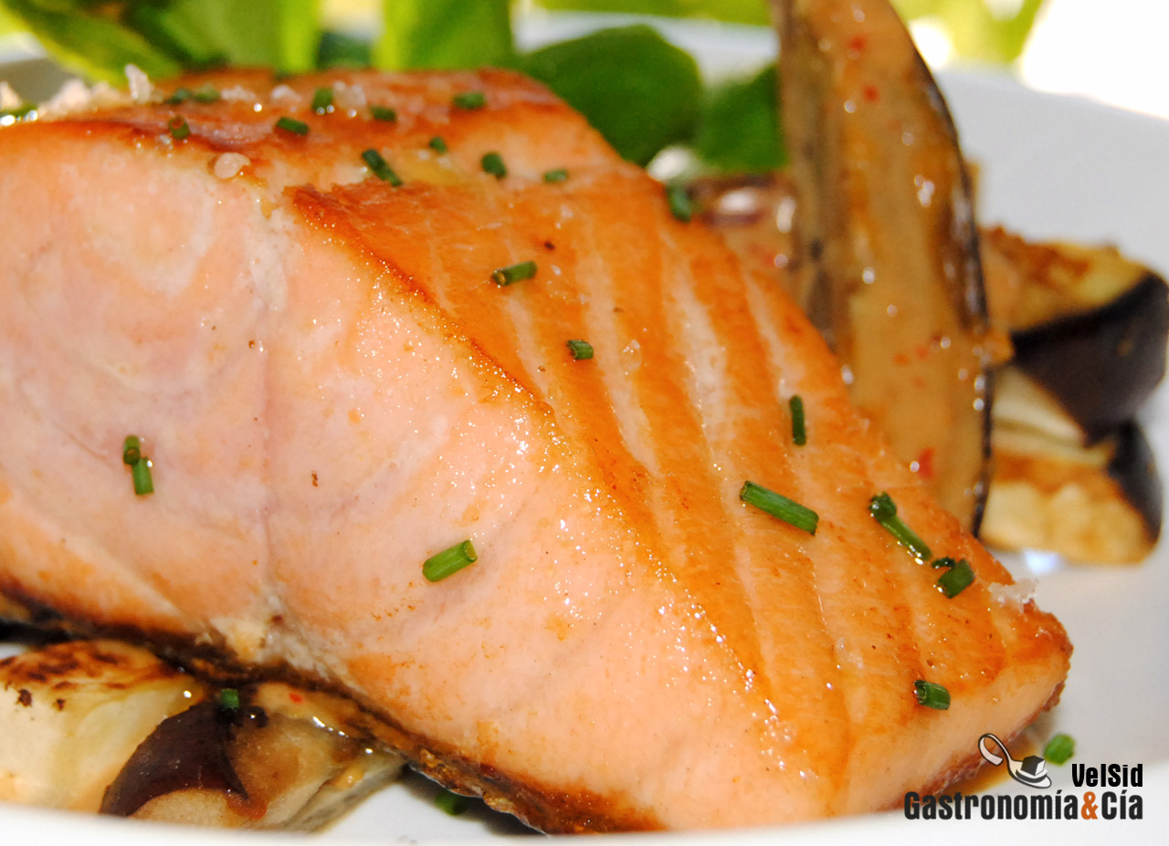 Salmón con berenjena y miso