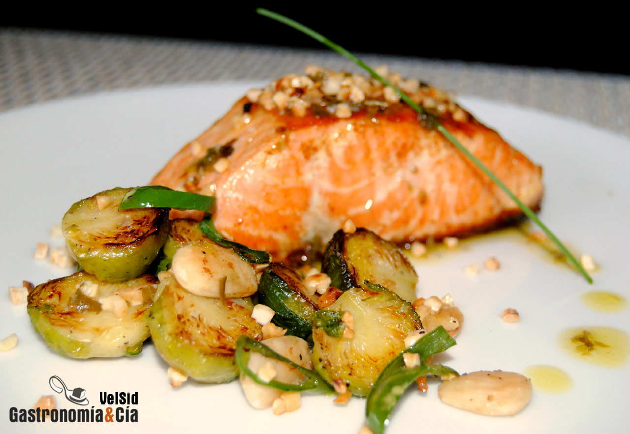 Salmón con coles de Bruselas y almendras