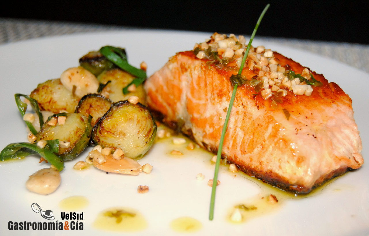 Salmón con coles de Bruselas y almendras