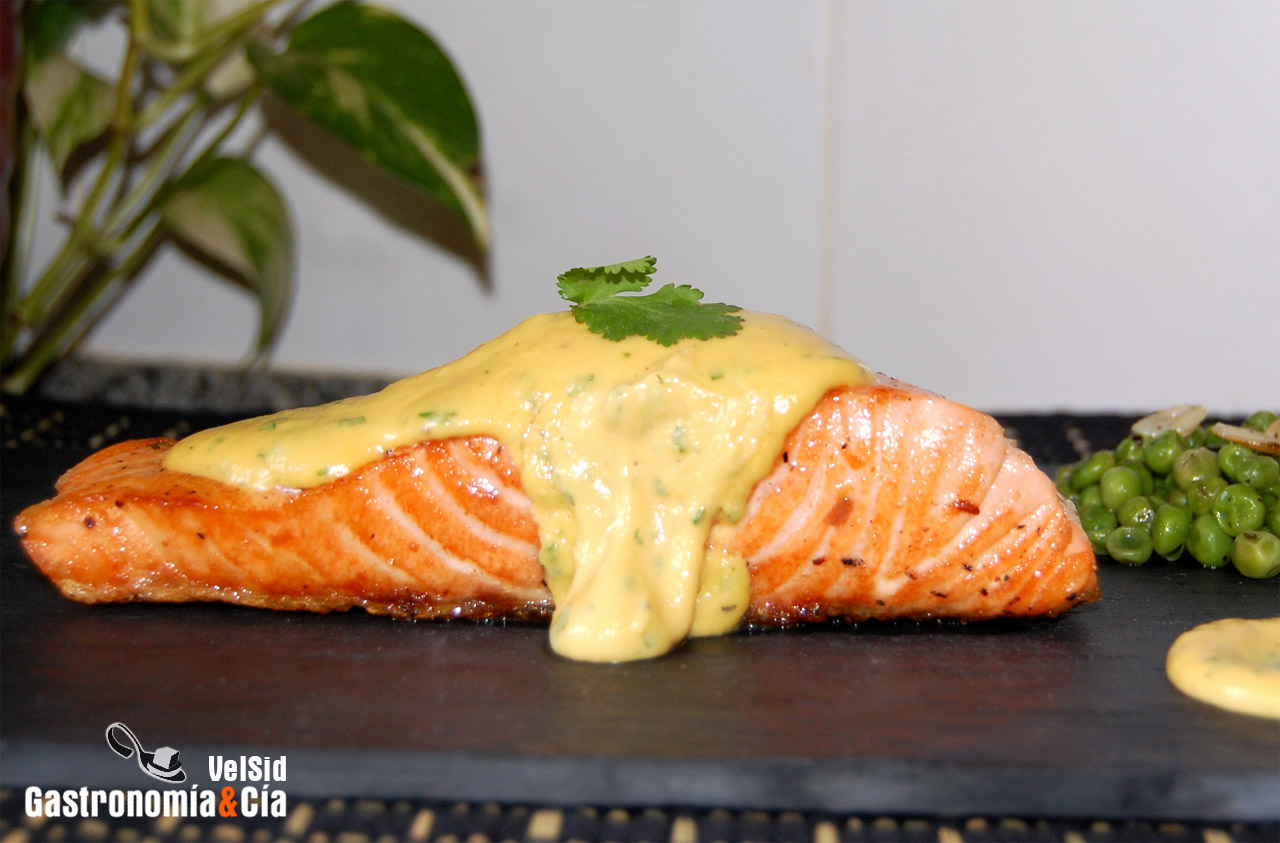Salmón con crema de naranja y cilantro