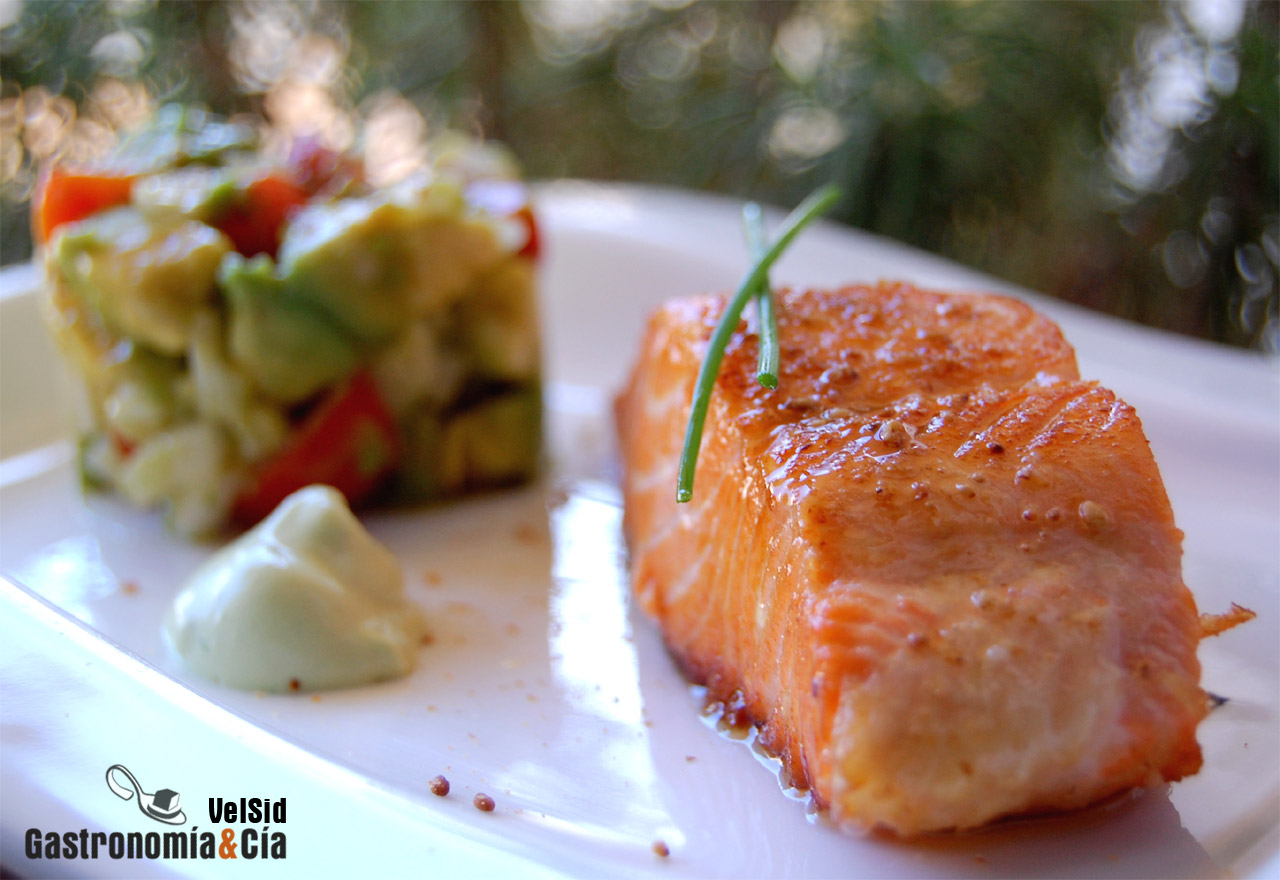 Salmón con ensalada de aguacate