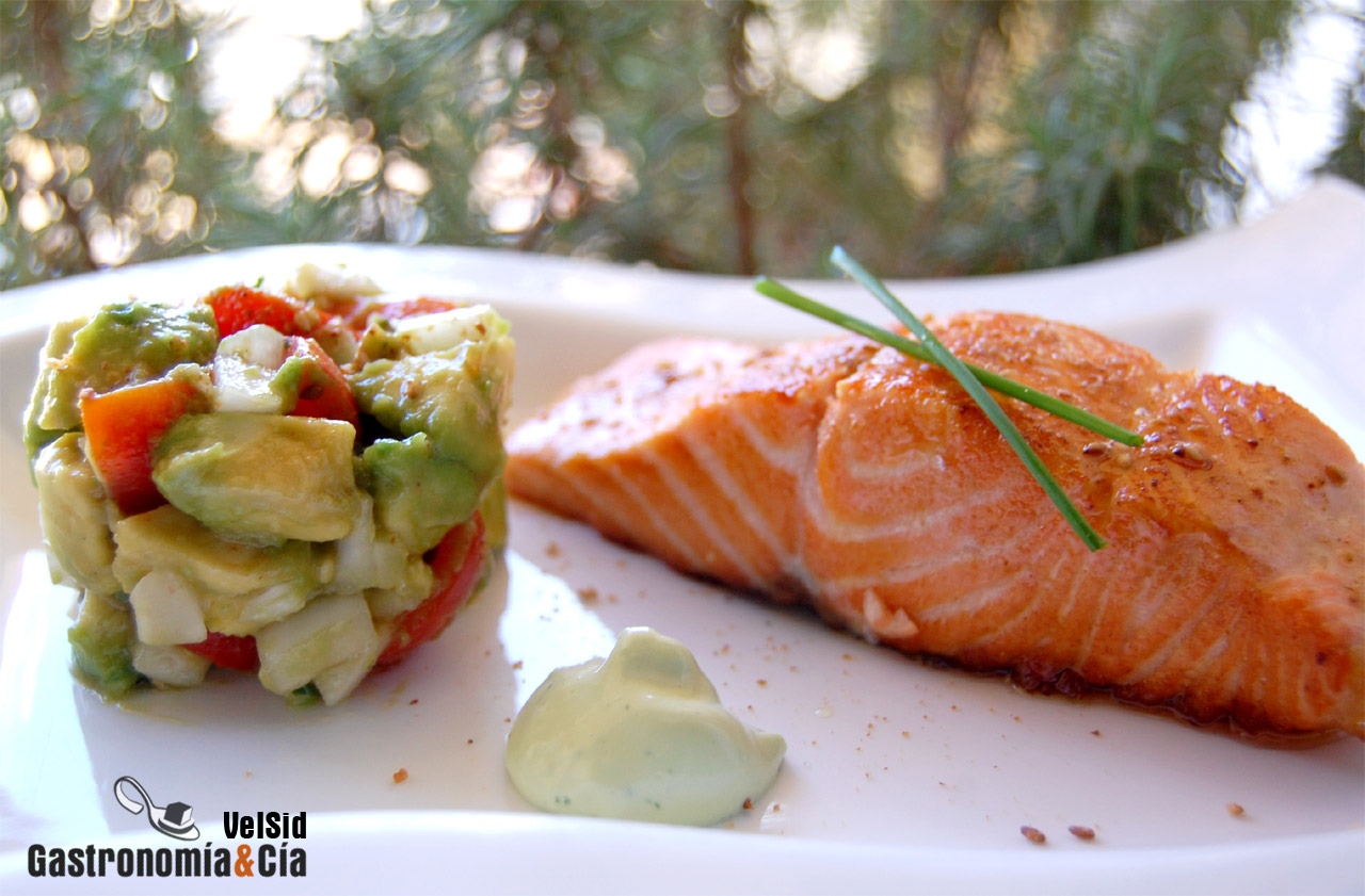 Salmón con ensalada de aguacate
