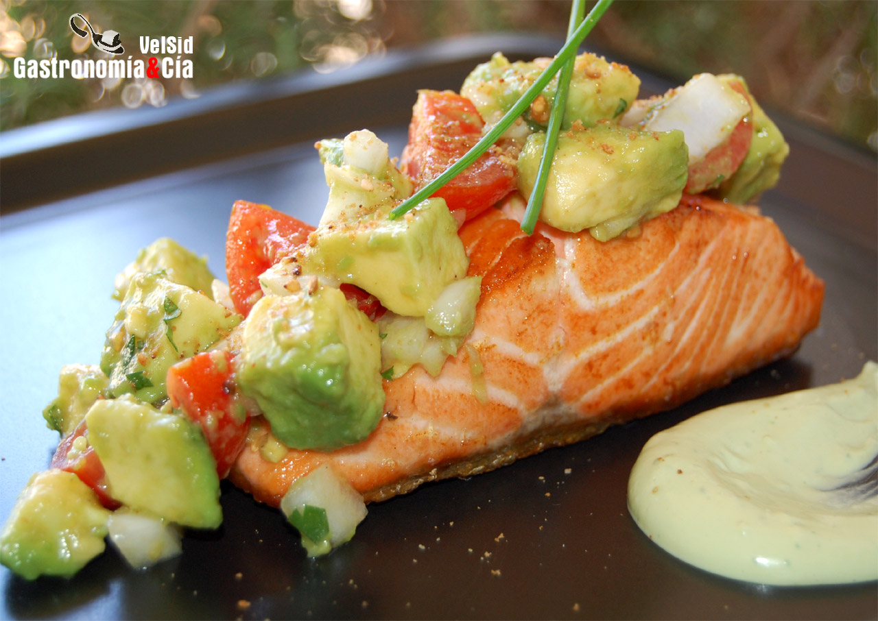 Salmón con ensalada de aguacate