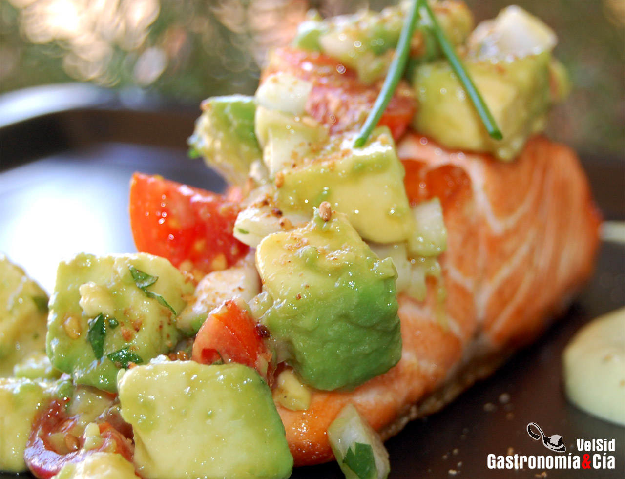 Salmón con ensalada de aguacate