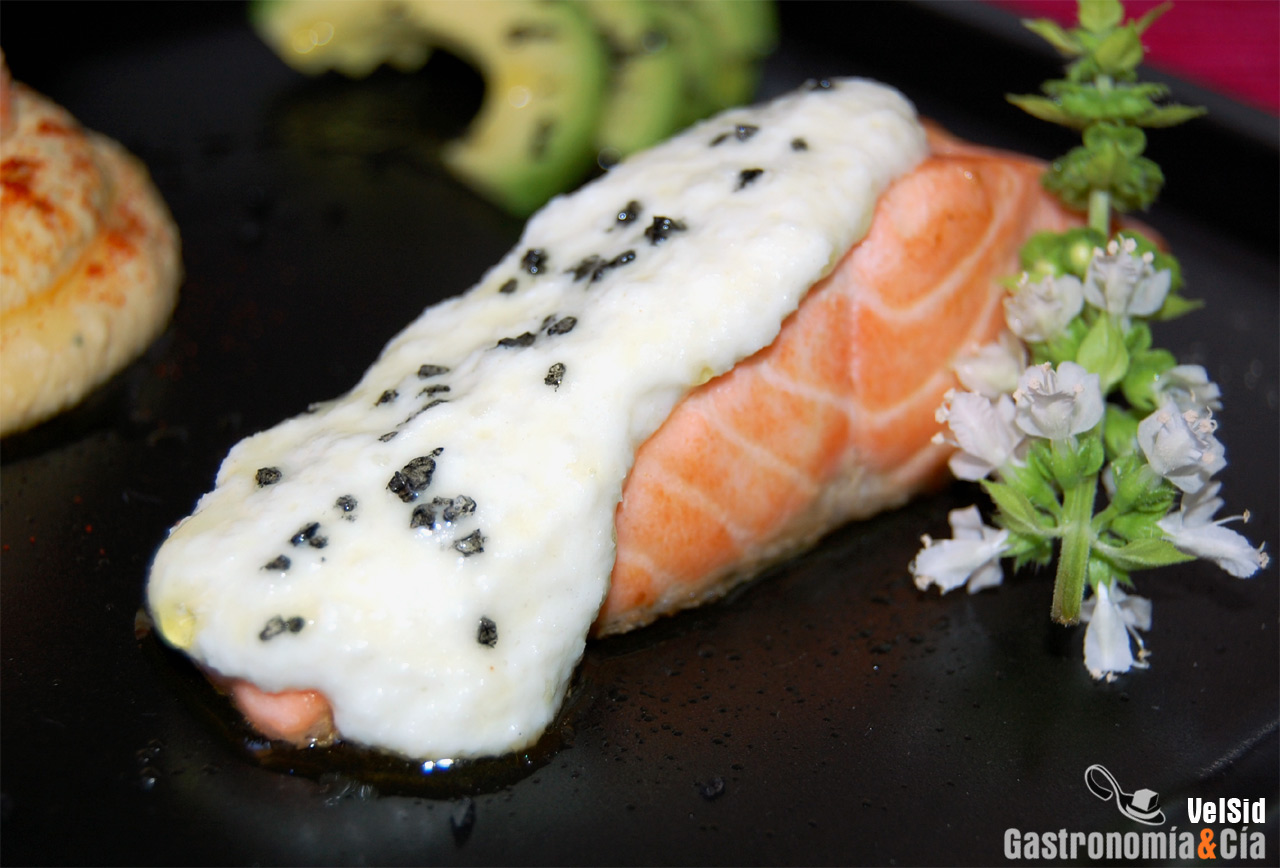 Salmón con salsa de coco y wasabi