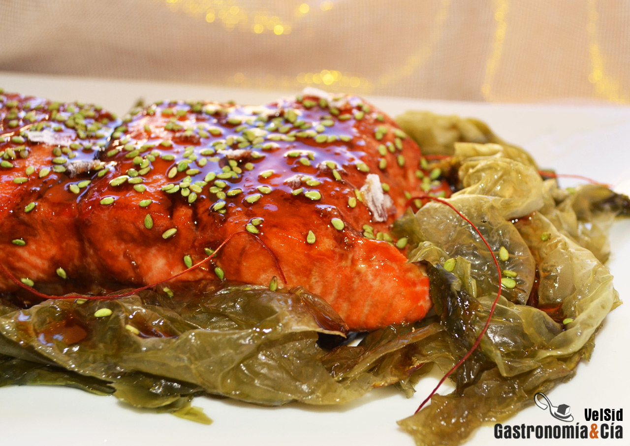Salmón glaseado con kecap manis y sésamo