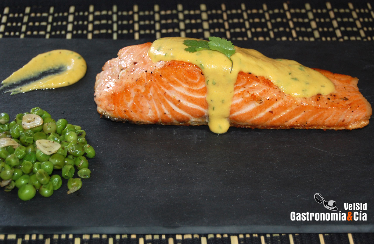 Salmón con crema de naranja y cilantro