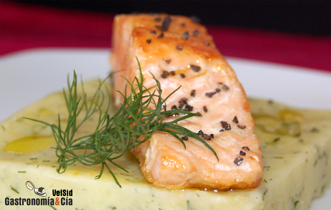 Salmón con parmentier al eneldo