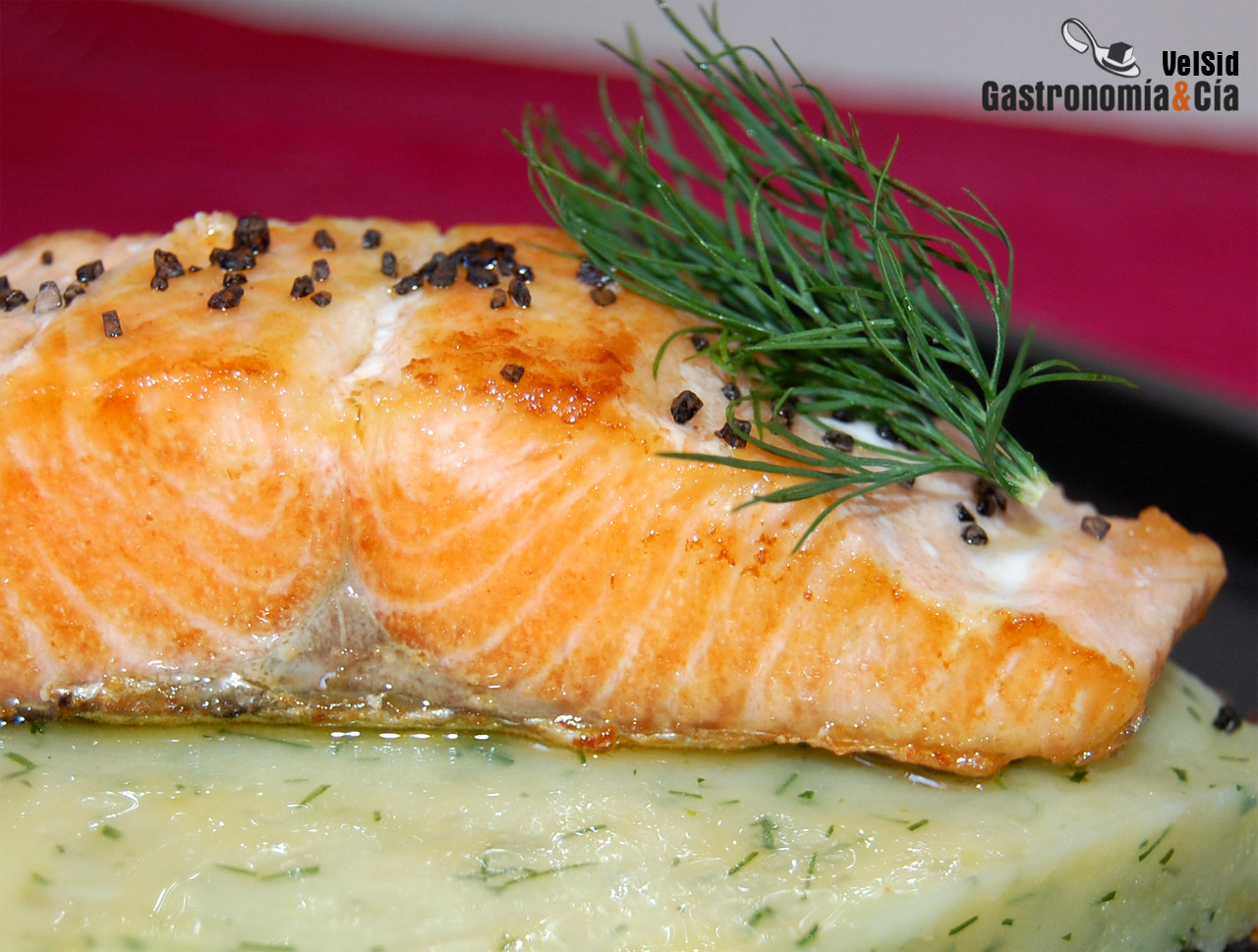 Salmón con parmentier al eneldo