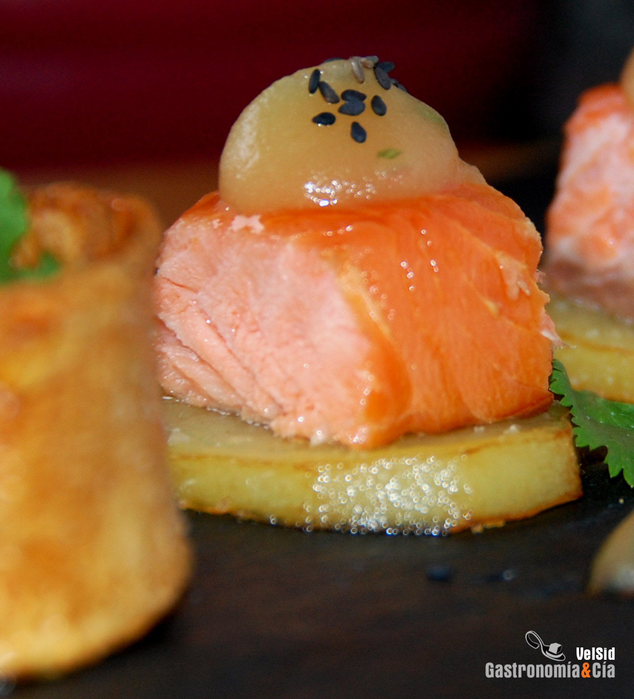 Pincho de patata confitada con salmón ahumado al horno