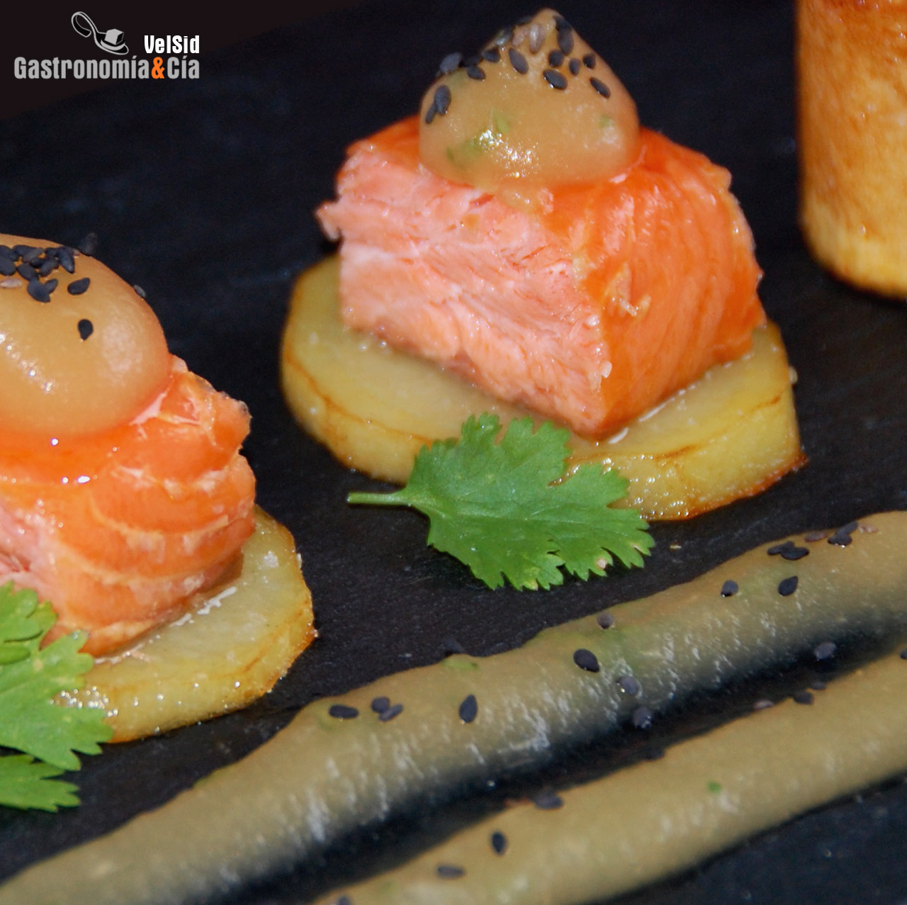 Pincho de patata confitada con salmón ahumado al horno