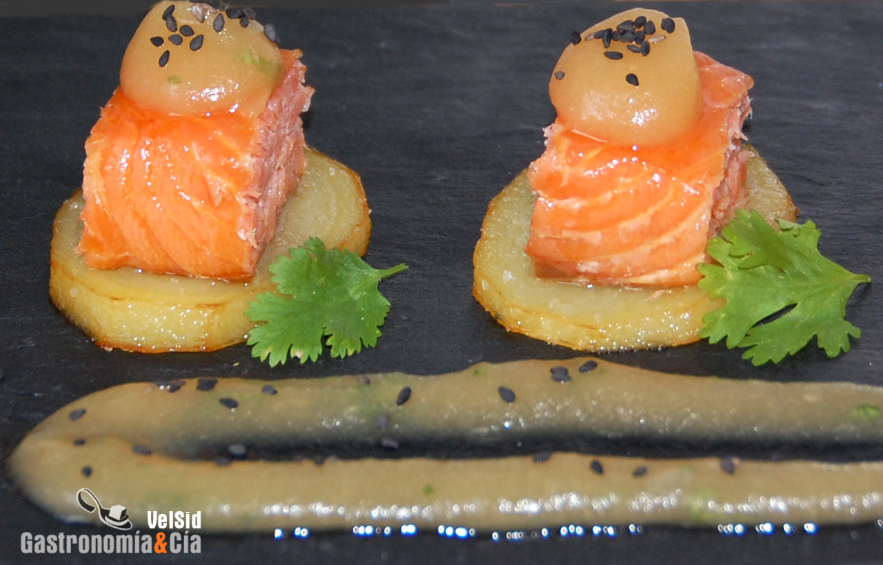 Pincho de patata confitada con salmón ahumado al horno