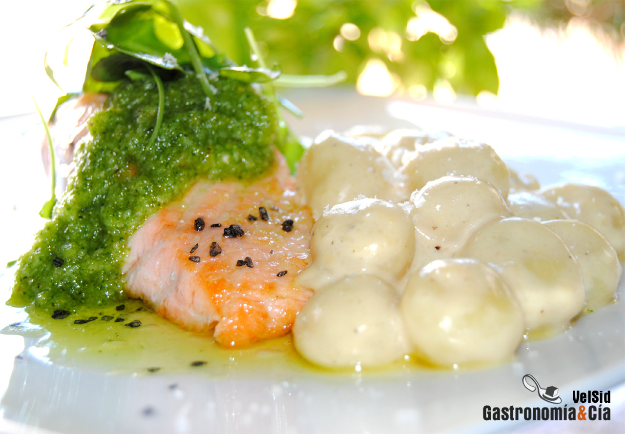 Salmón con pesto y gnocchi al parmesano