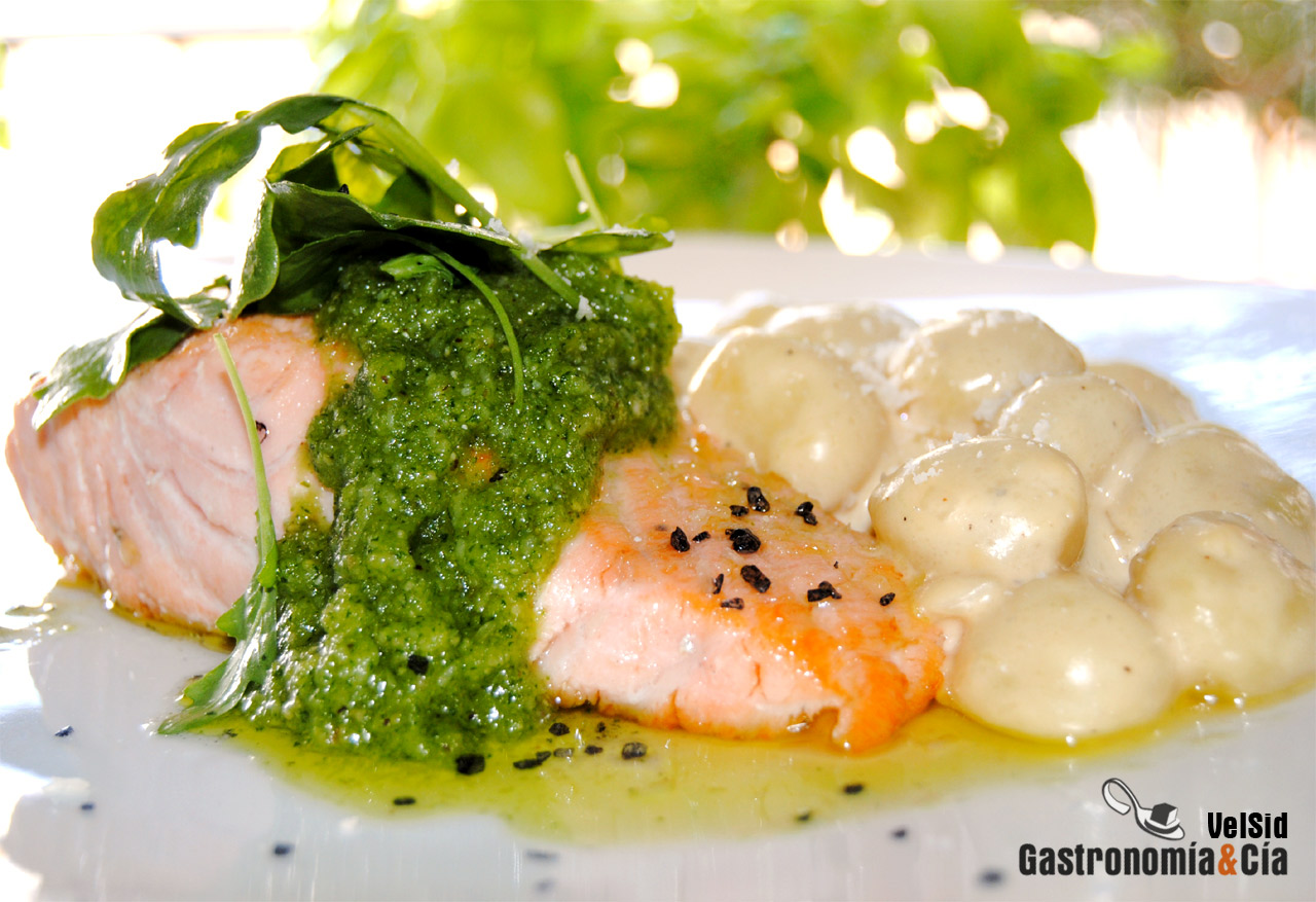Salmón con pesto y gnocchi al parmesano