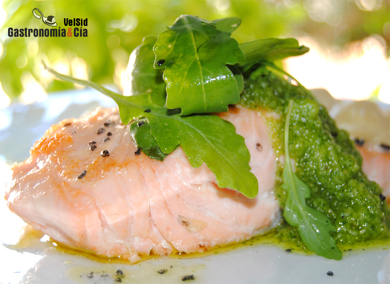 Salmón con pesto y gnocchi al parmesano