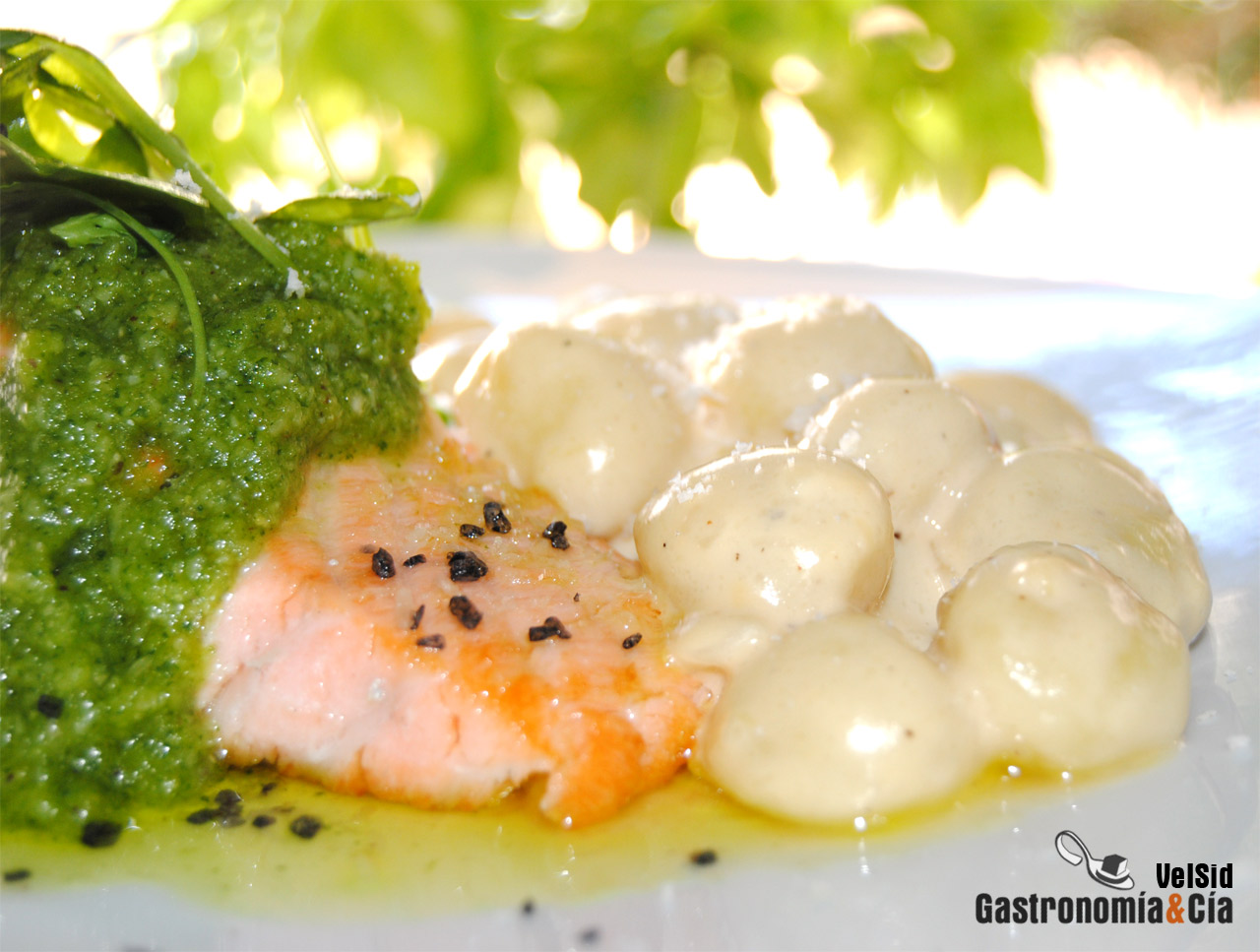 Salmón con pesto y gnocchi al parmesano